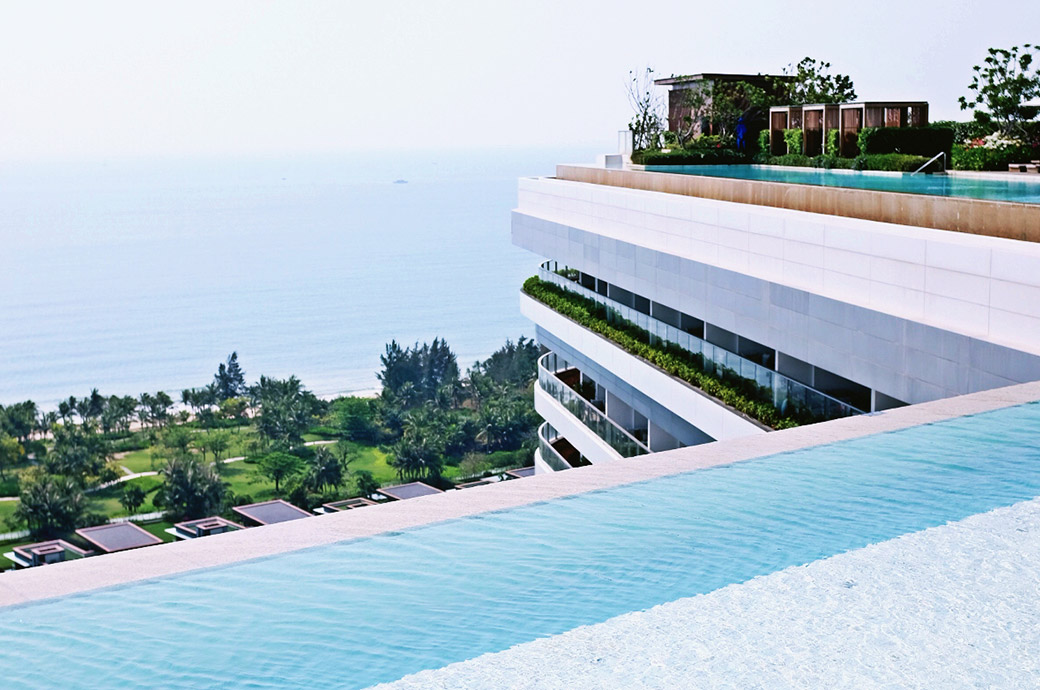 1/4 长110米的无边际“空中泳池”