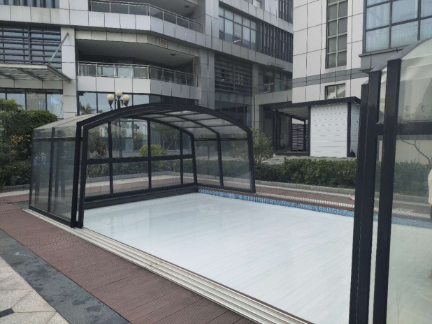 露天游泳池怎样防尘？？？？？