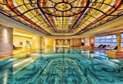 为什么游泳池有氯臭味？？是不是氯加得太高？？