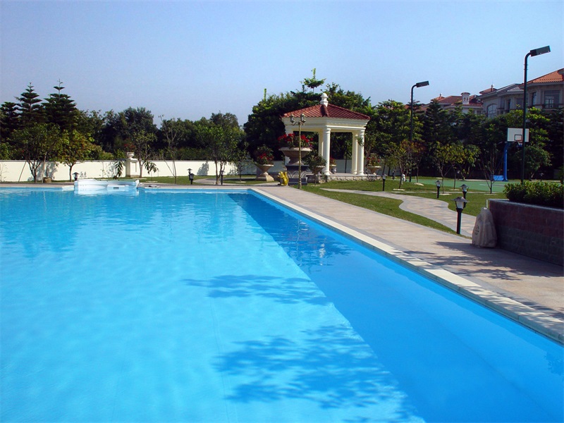 露天泳池清洁秘笈，，轻松驾驭悬浮物，，还原碧波激荡！