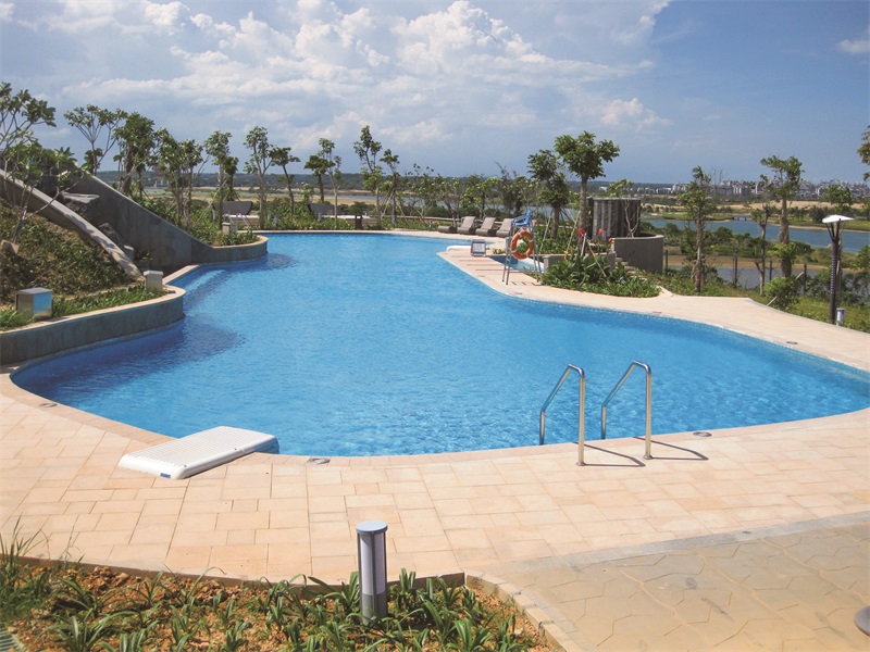 露天游泳池清洁维护秘笈