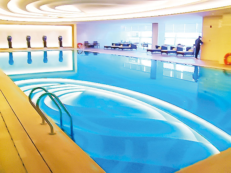 游泳池水发白,泳池水发白,游泳池水发白不透亮