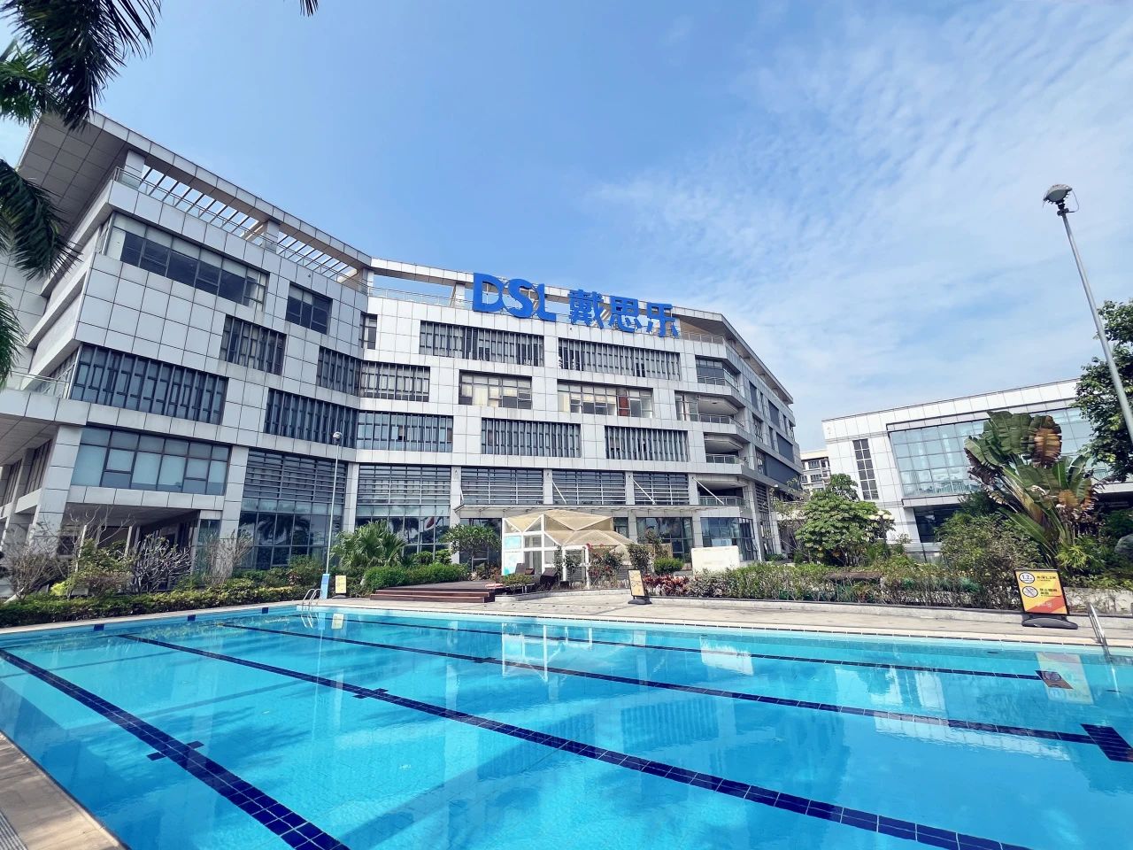 探秘泳池水底净界，，，，，智能游泳池水底机械人打造澄澈水底天下！